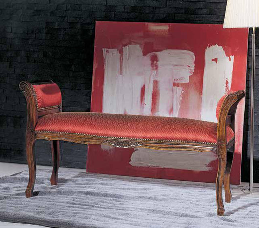 Panca imbottita in legno intagliato con fregi