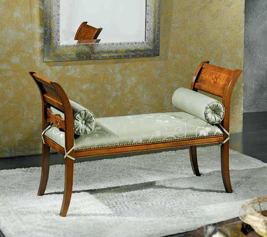 Panca imbottita in legno intagliato con decori