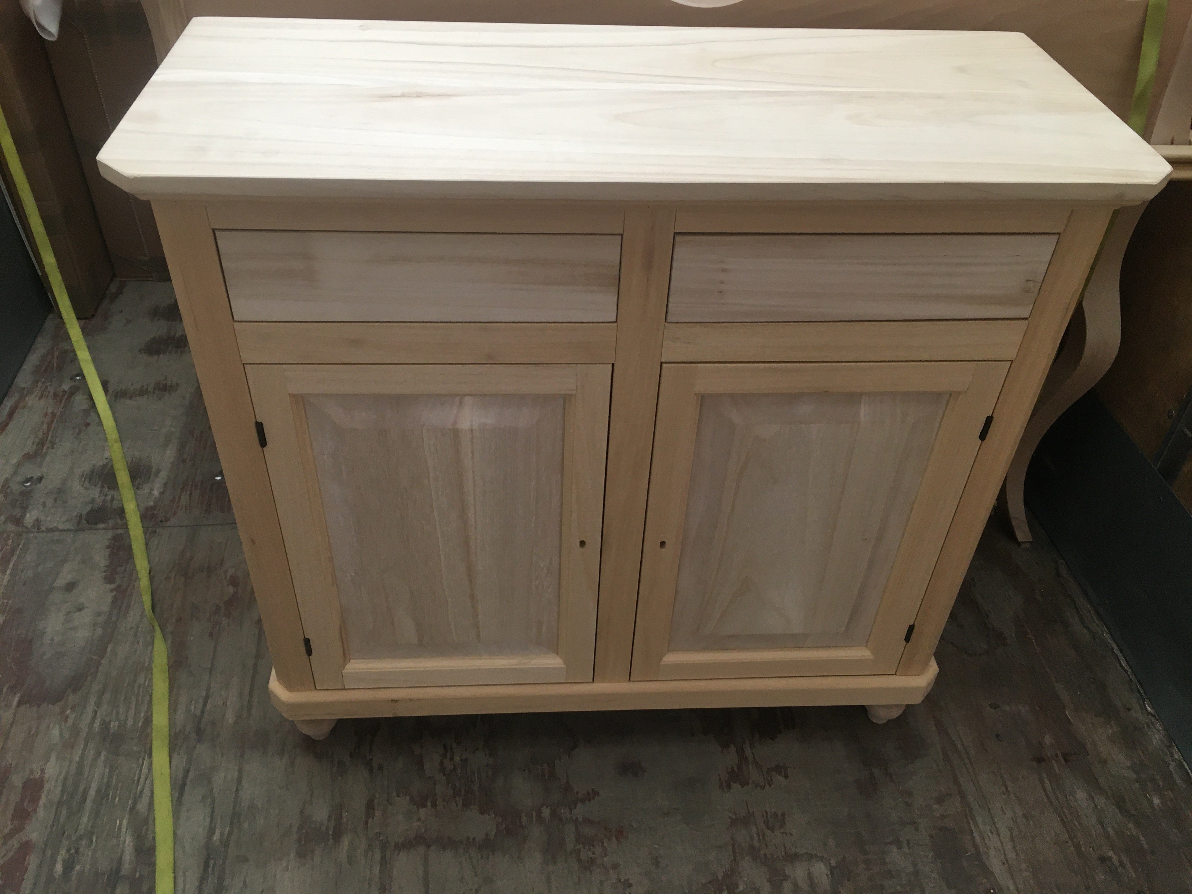 Cristalliera in legno cappello sagomato 2 ante in legno grezzo