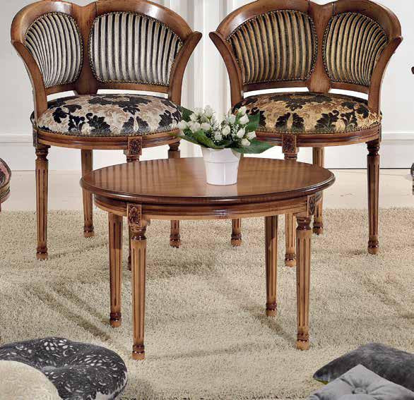 Tavolino ovale da salotto in legno intagliato con fregi