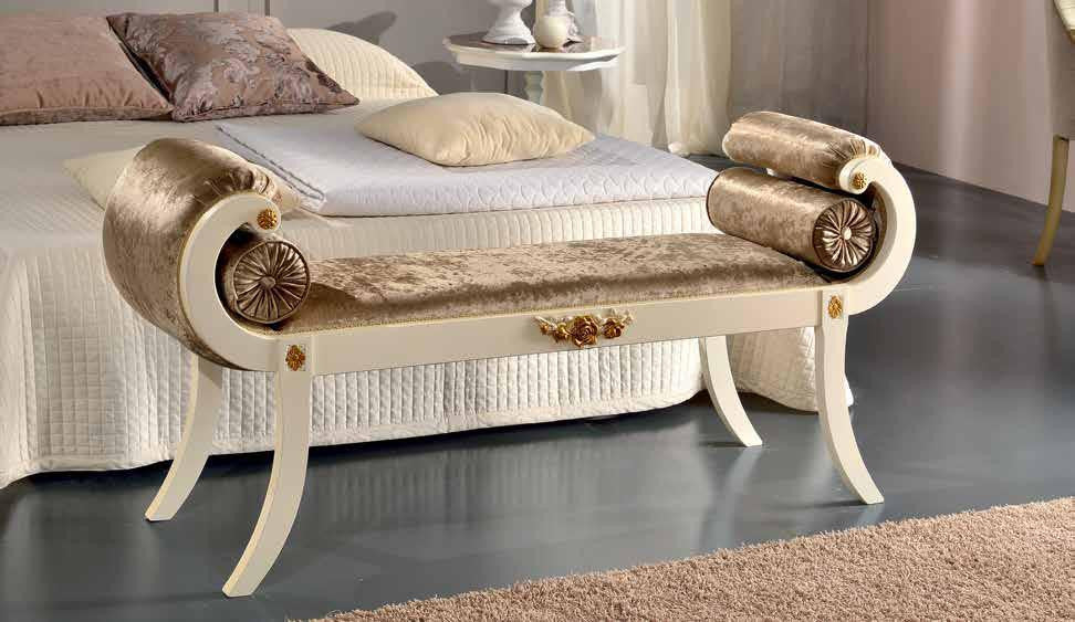Panca imbottita in legno laccato con fregi oro