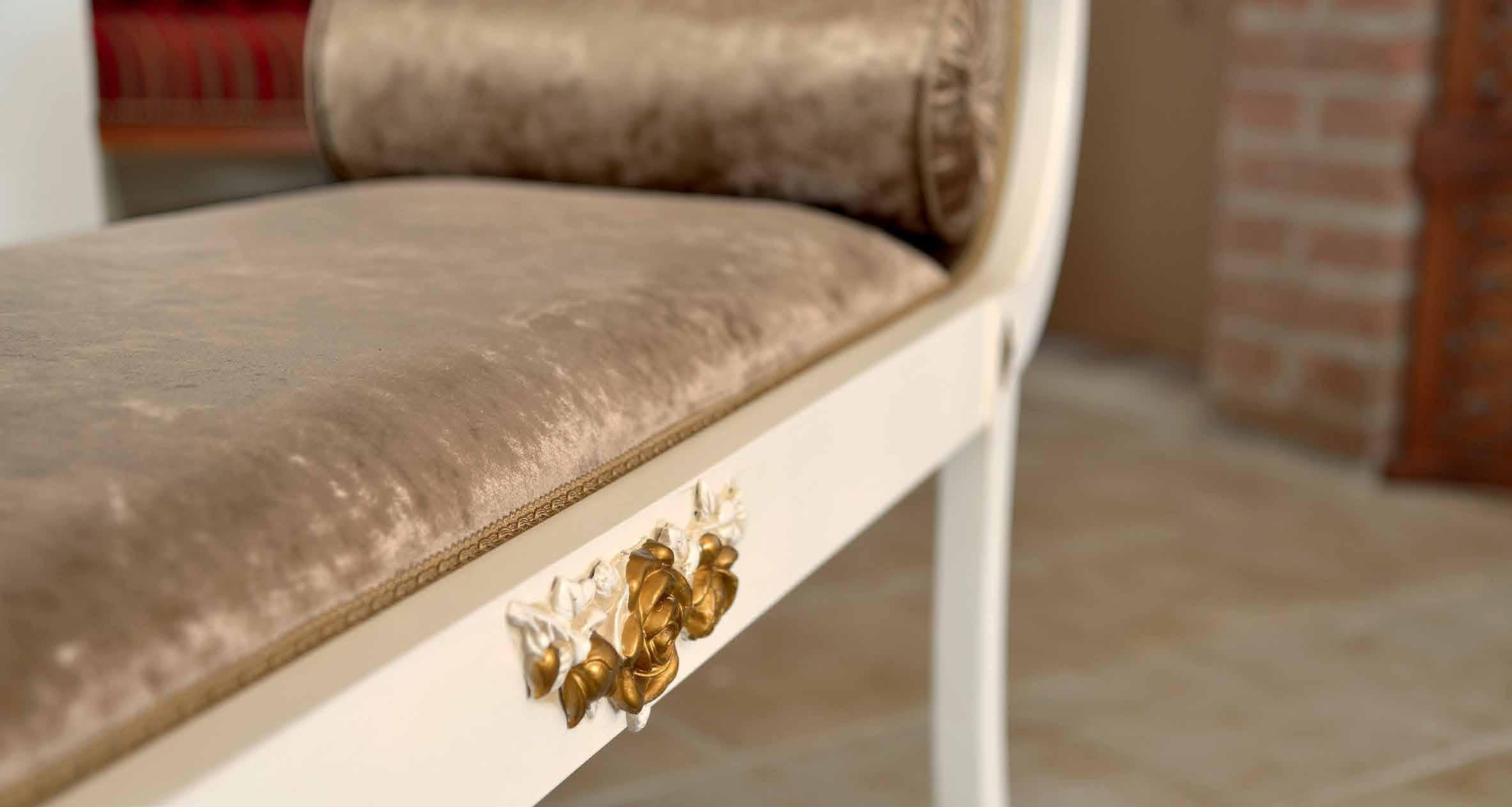 Panca imbottita in legno laccato con fregi oro