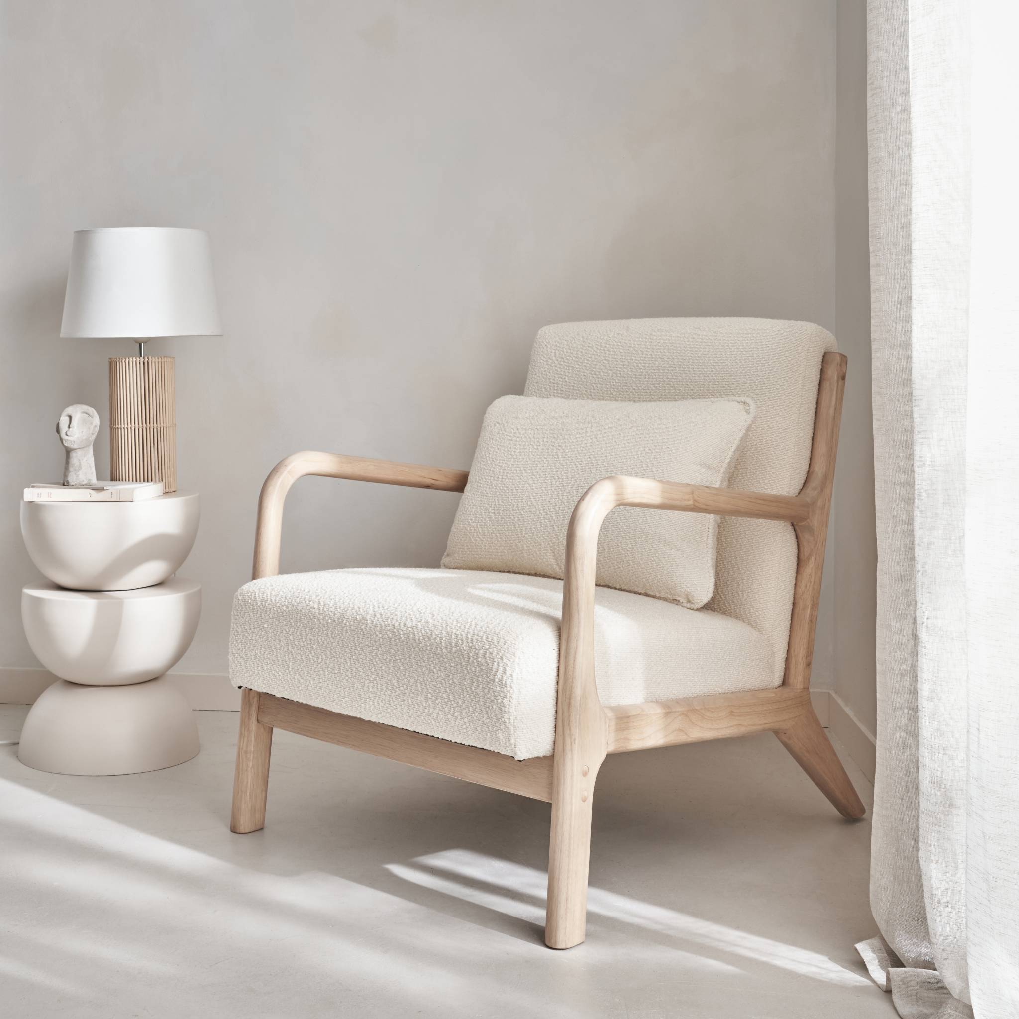 Poltrona scandinava in legno e tessuto bouclé testurizzato, beige