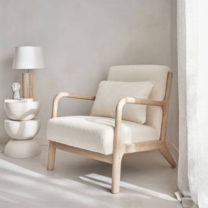 Poltrona scandinava in legno e tessuto bouclé testurizzato, beige