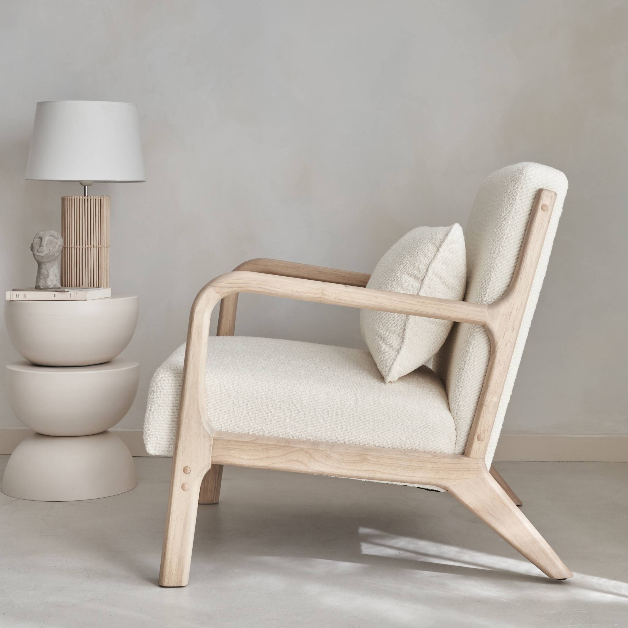 Poltrona scandinava in legno e tessuto bouclé testurizzato, beige
