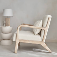 Poltrona scandinava in legno e tessuto bouclé testurizzato, beige