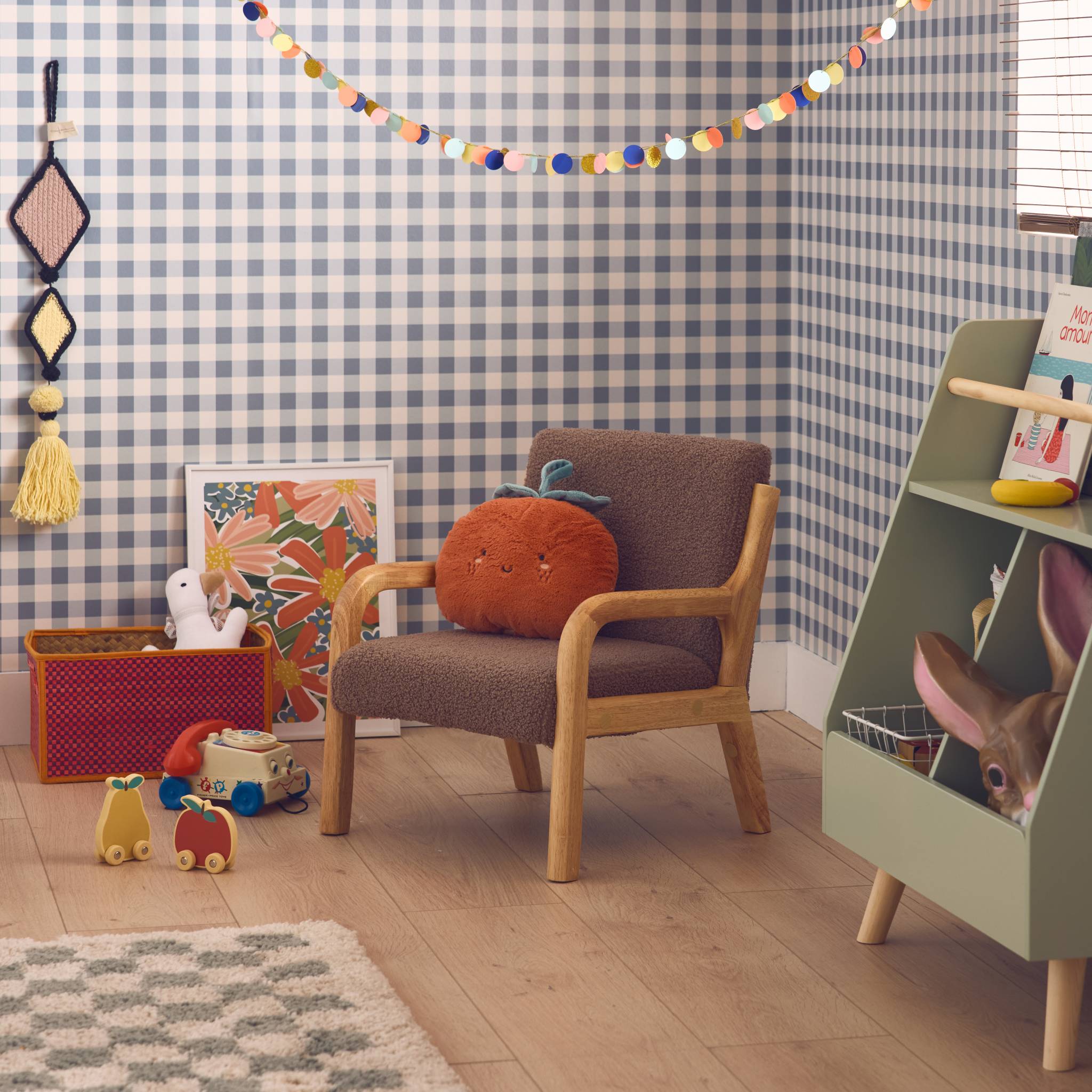 Poltrona scandinava per bambini in legno, tessuto bouclé, marrone