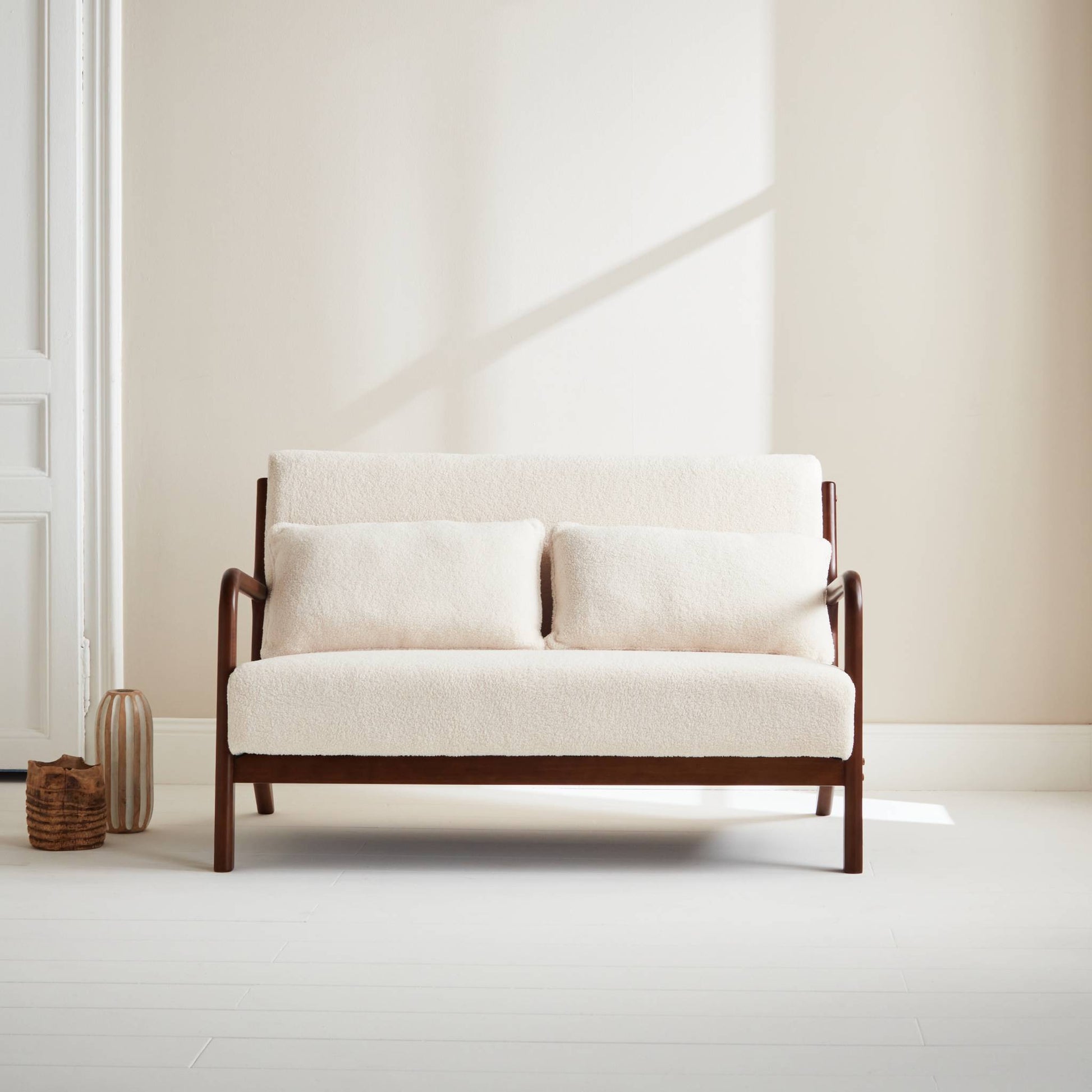 Panca scandinava in legno di hevea tinto noce chiaro e bouclé, 2