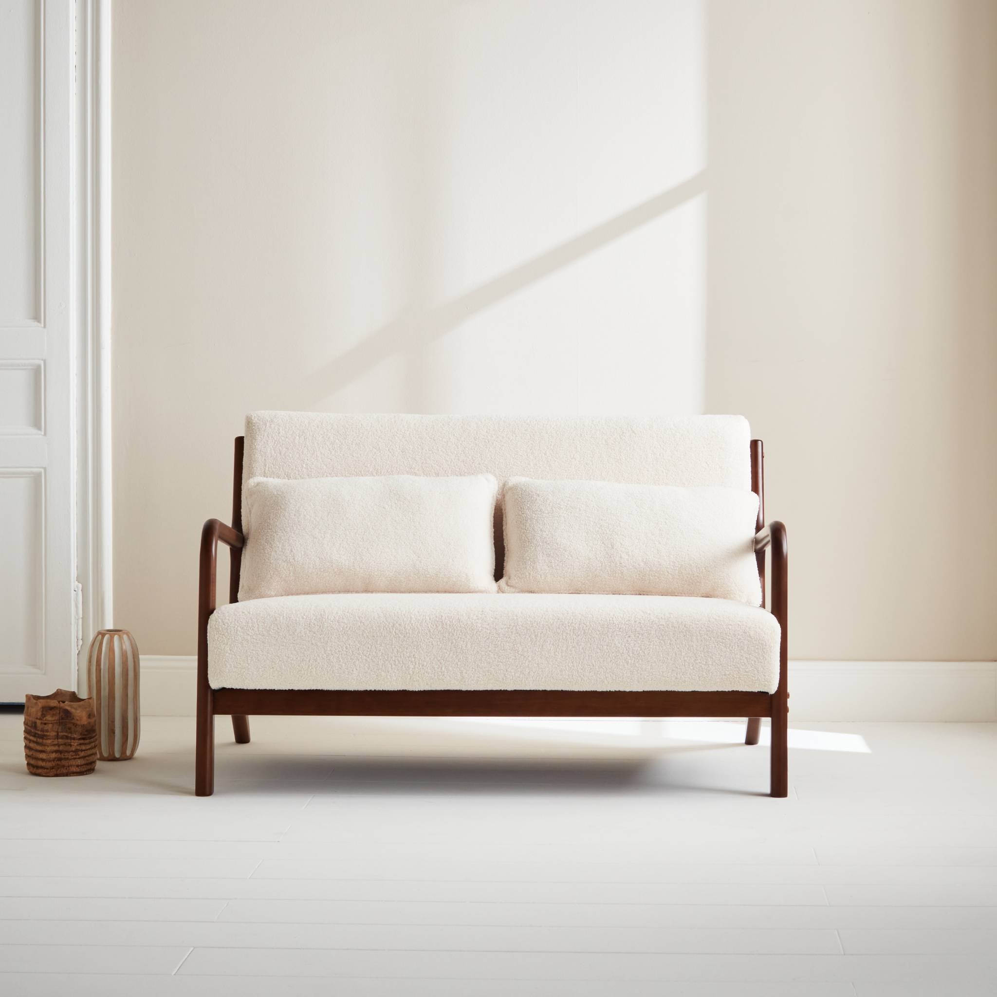 Panca scandinava in legno di hevea tinto noce chiaro e bouclé, 2