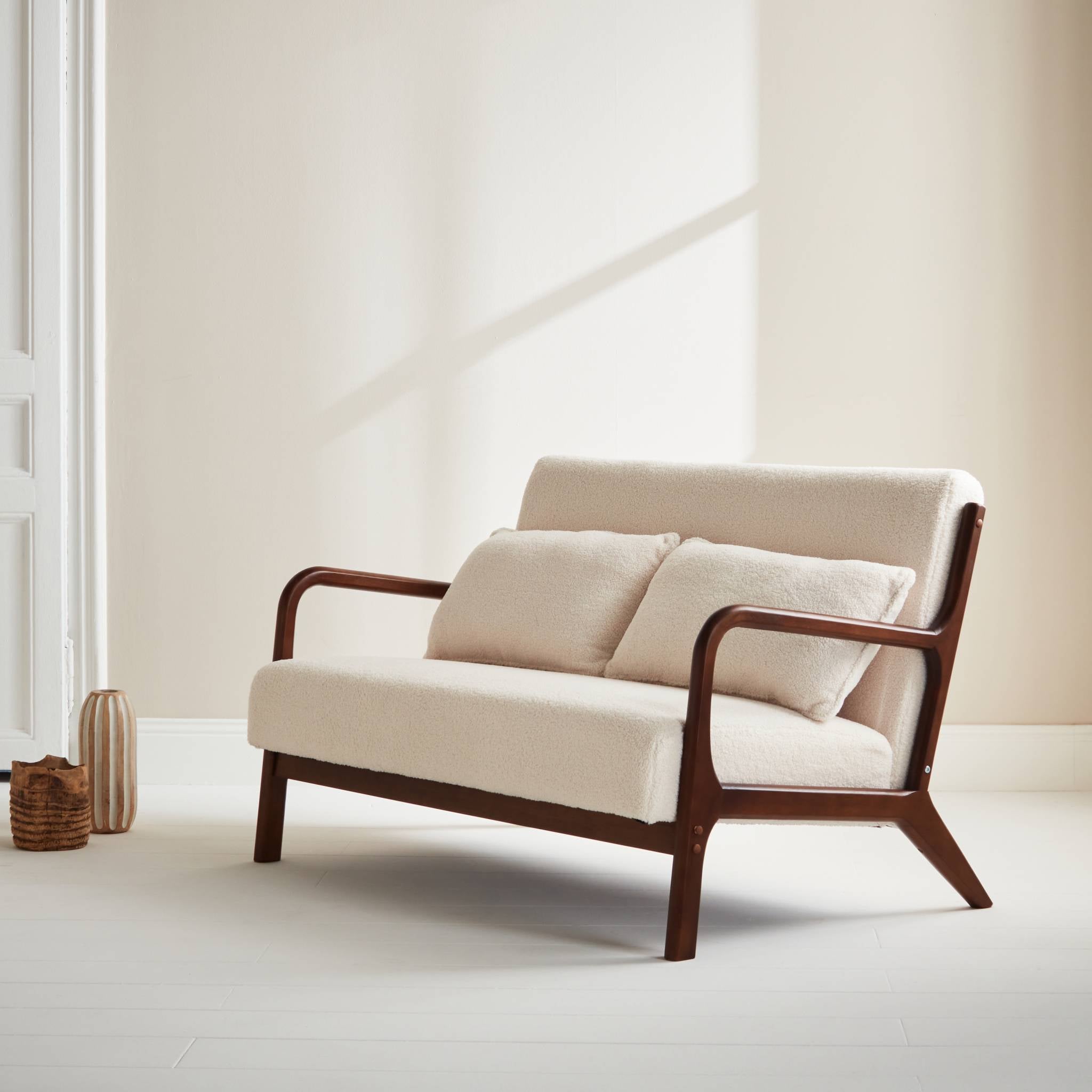 Panca scandinava in legno di hevea tinto noce chiaro e bouclé, 2