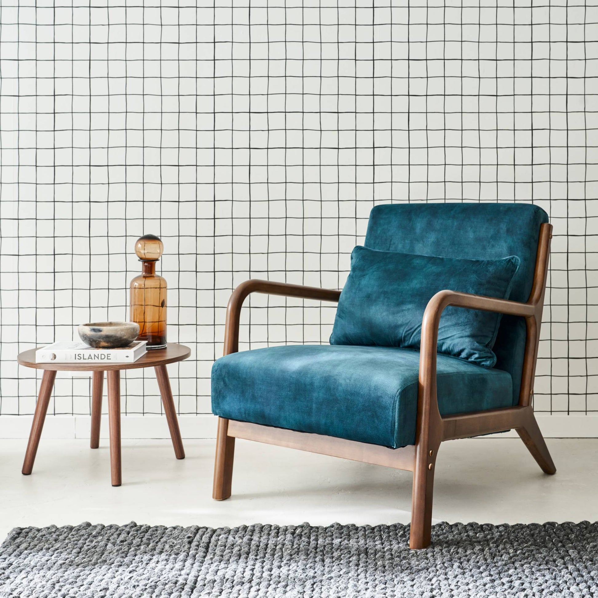 Poltrona scandinava in velluto e legno di hevea tinto noce chiaro, blu