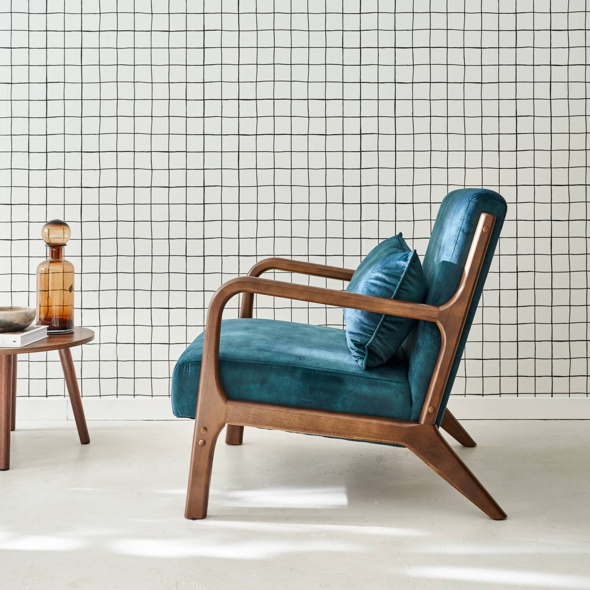 Poltrona scandinava in velluto e legno di hevea tinto noce chiaro, blu