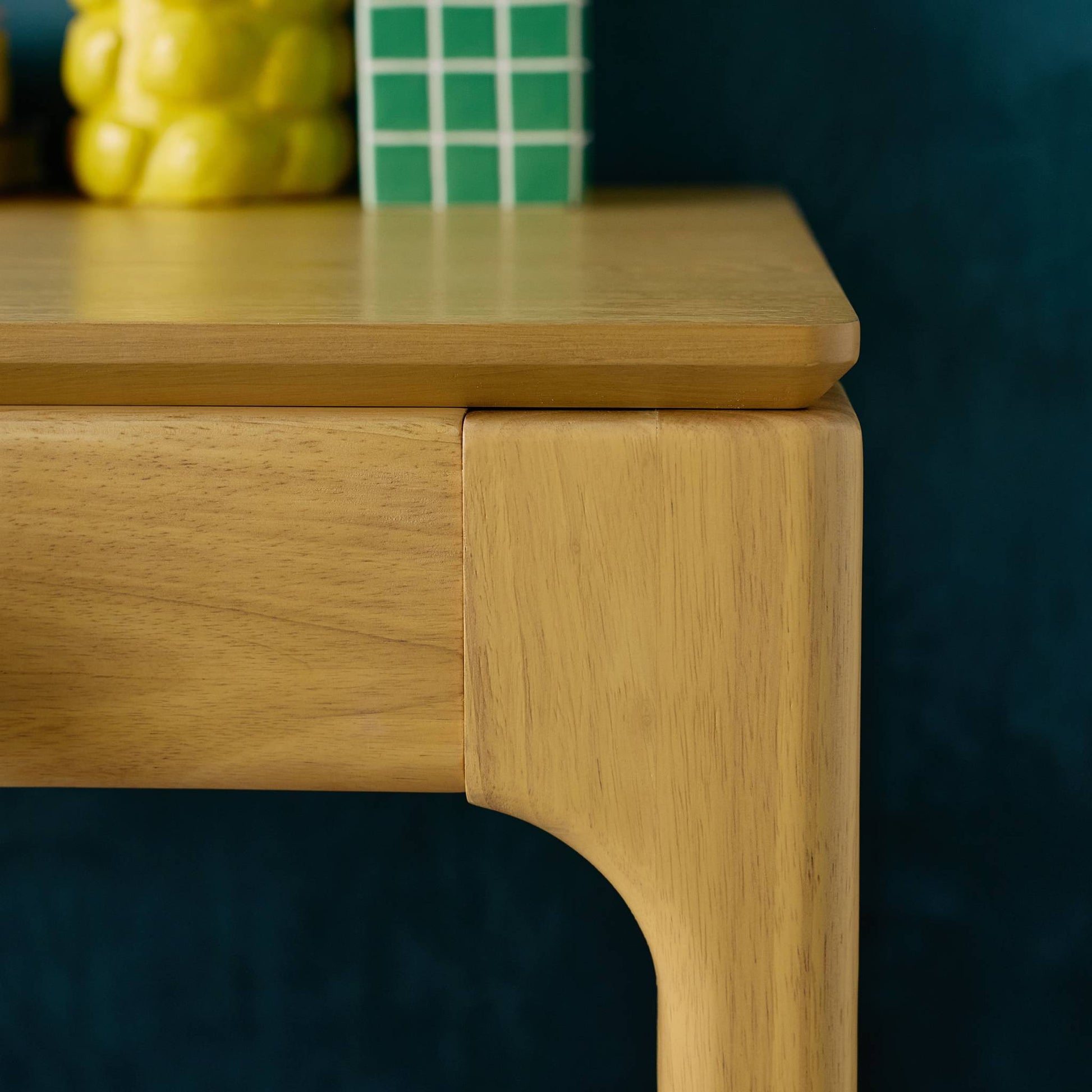 Scrivania in legno di hevea impiallacciato in frassino, 2 cassetti,