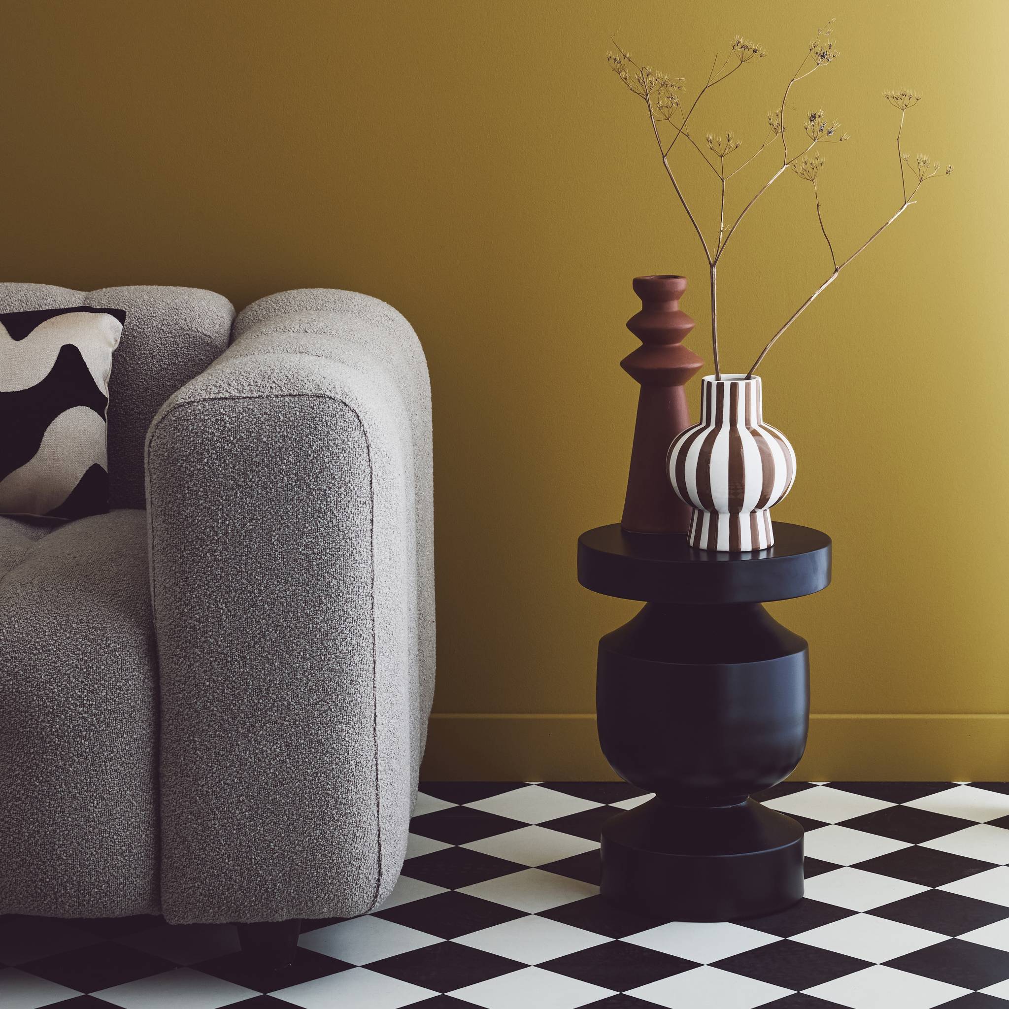 Tavolino, fine divano, comodino in metallo, nero