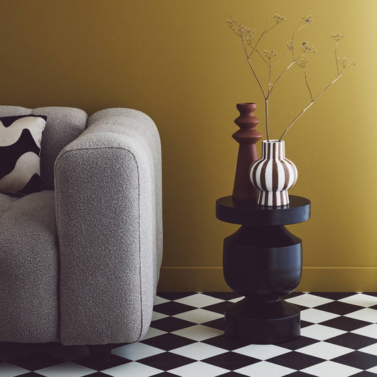 Tavolino, fine divano, comodino in metallo, nero