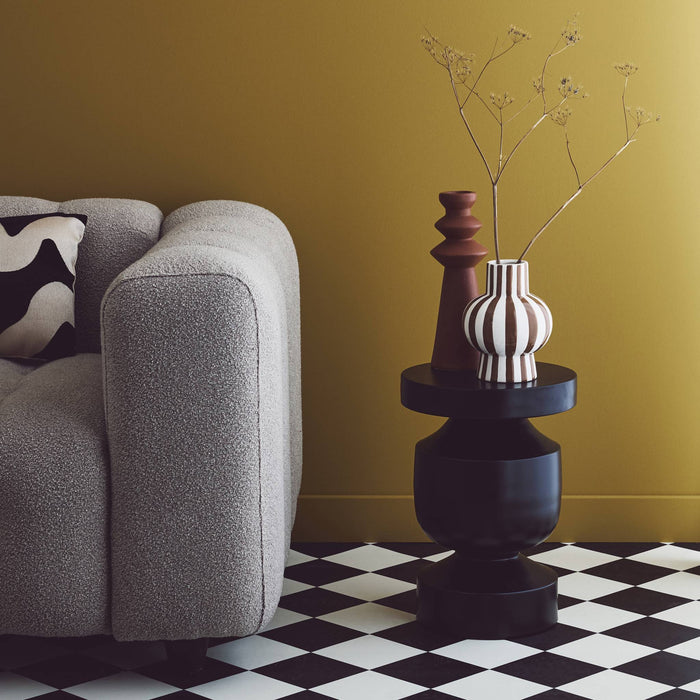 Tavolino, fine divano, comodino in metallo, nero