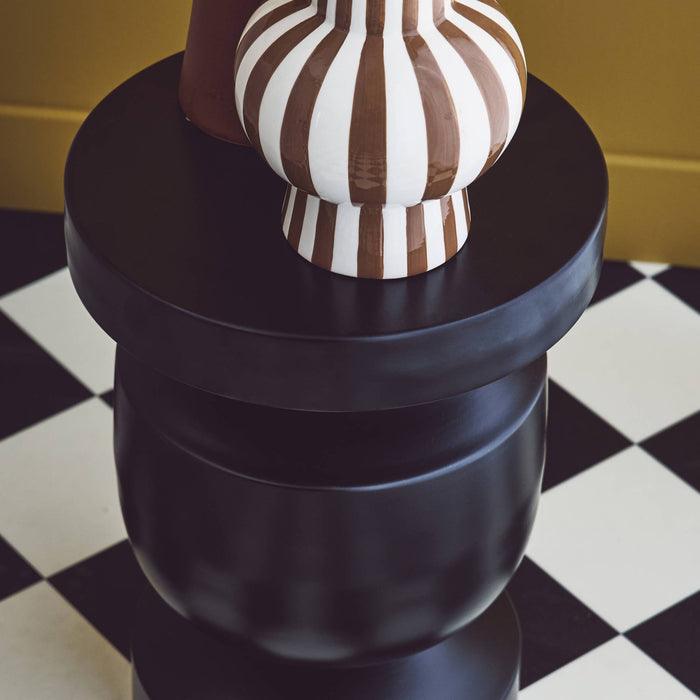 Tavolino, fine divano, comodino in metallo, nero