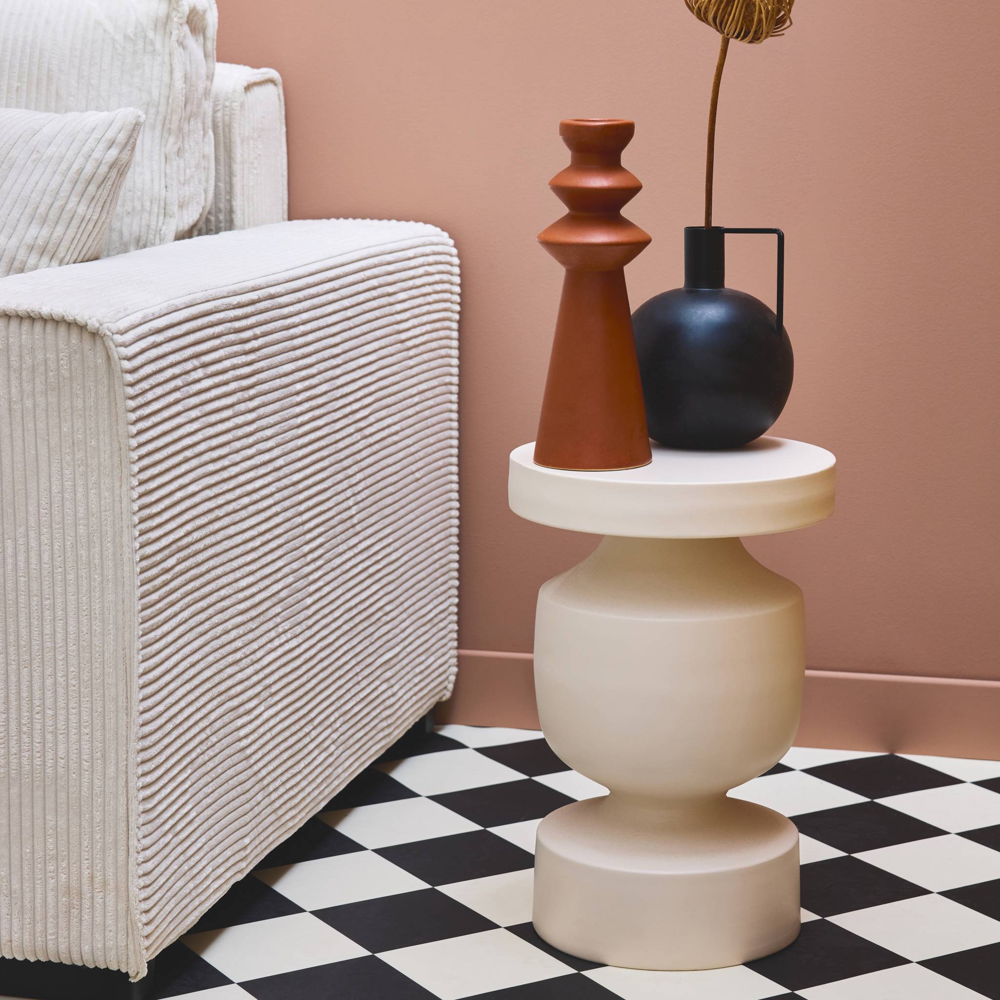 Tavolino, fine divano, comodino in metallo, crema