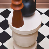 Tavolino, fine divano, comodino in metallo, crema