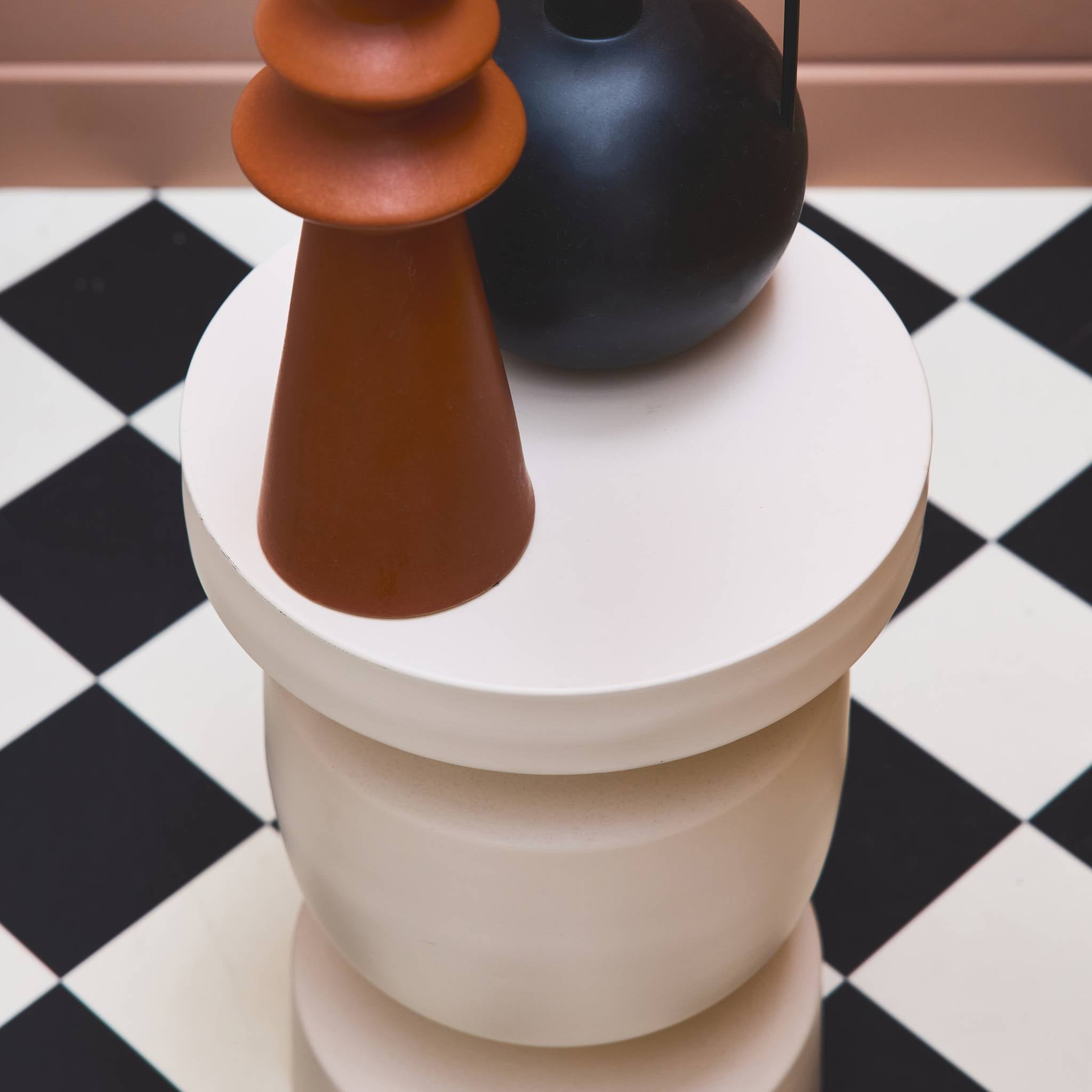 Tavolino, fine divano, comodino in metallo, crema