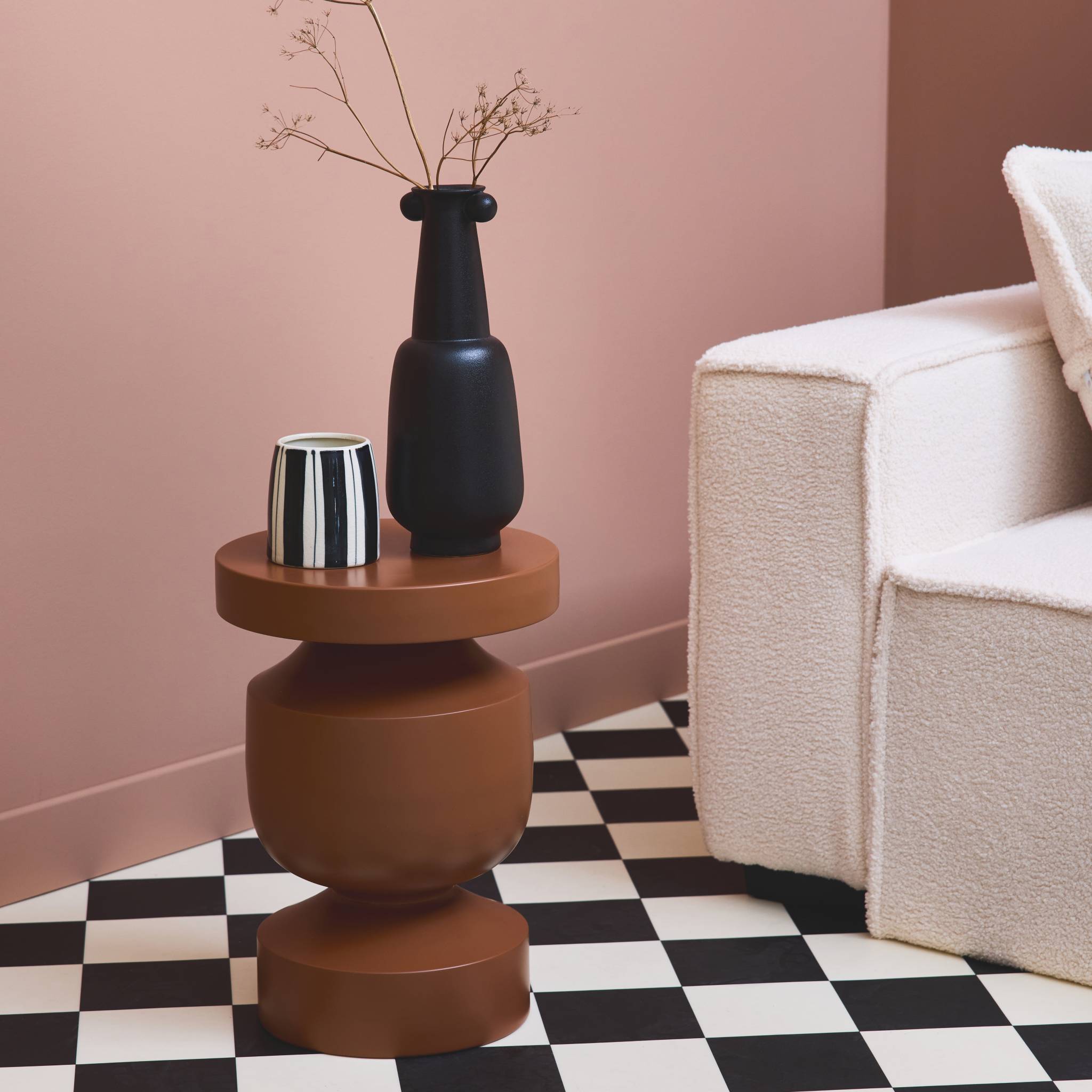 Tavolino, fine divano, comodino in metallo, terracotta