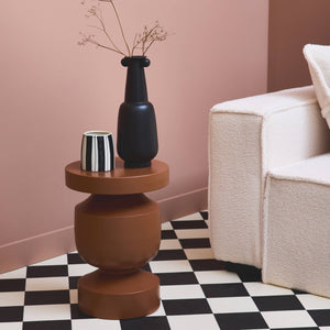 Tavolino, fine divano, comodino in metallo, terracotta