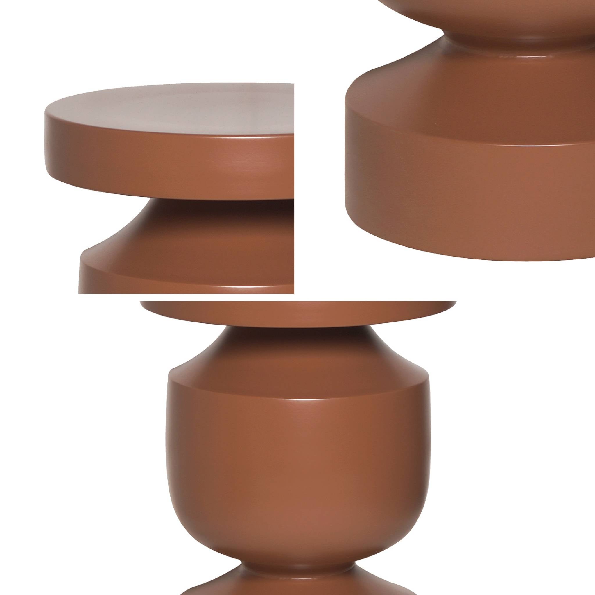 Tavolino, fine divano, comodino in metallo, terracotta