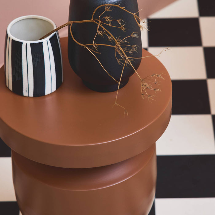 Tavolino, fine divano, comodino in metallo, terracotta