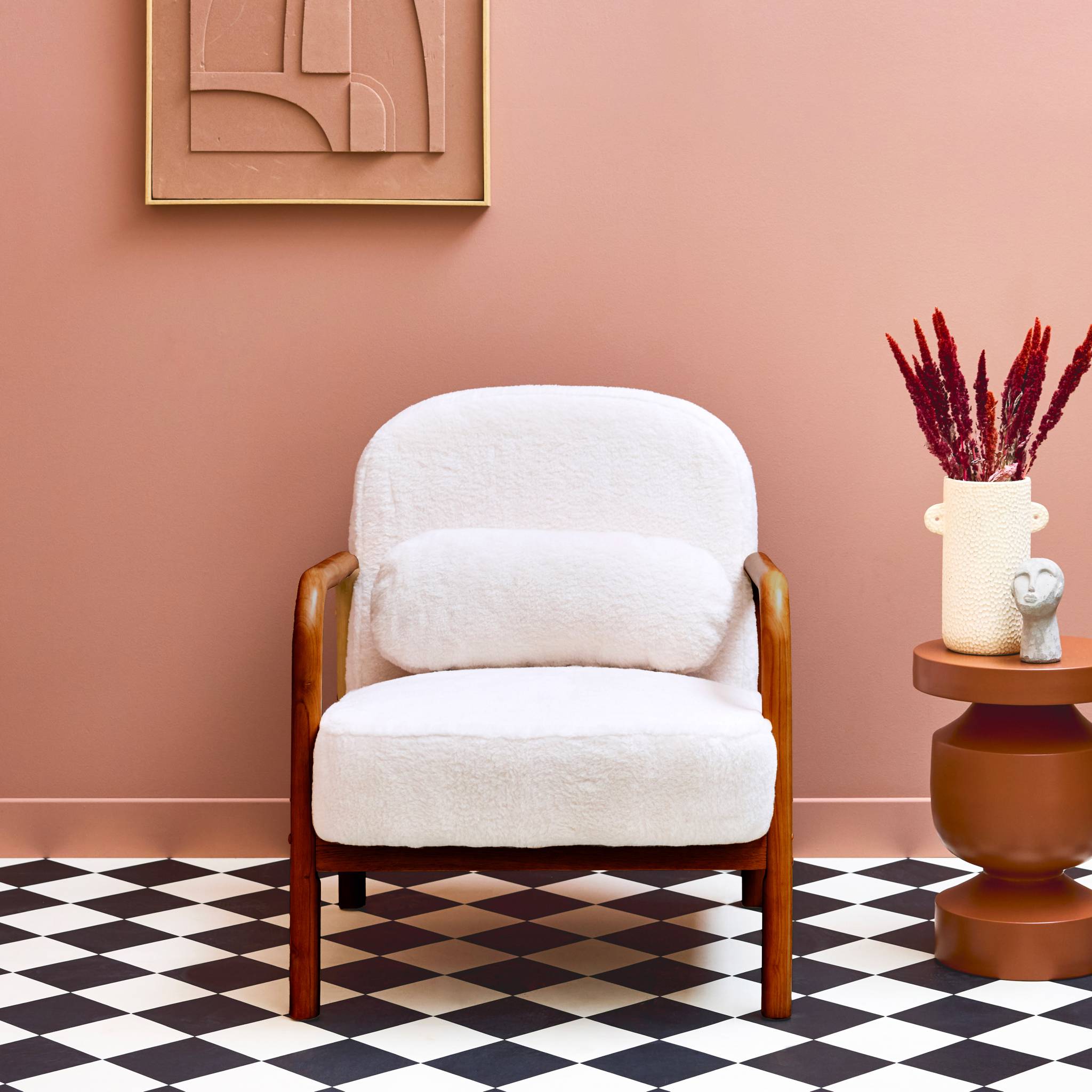 Poltrona scandinava in legno di hevea tinto noce chiaro e pelliccia