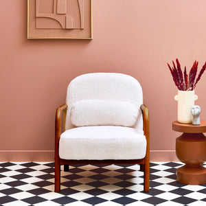 Poltrona scandinava in legno di hevea tinto noce chiaro e pelliccia