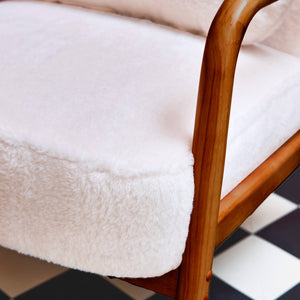 Poltrona scandinava in legno di hevea tinto noce chiaro e pelliccia