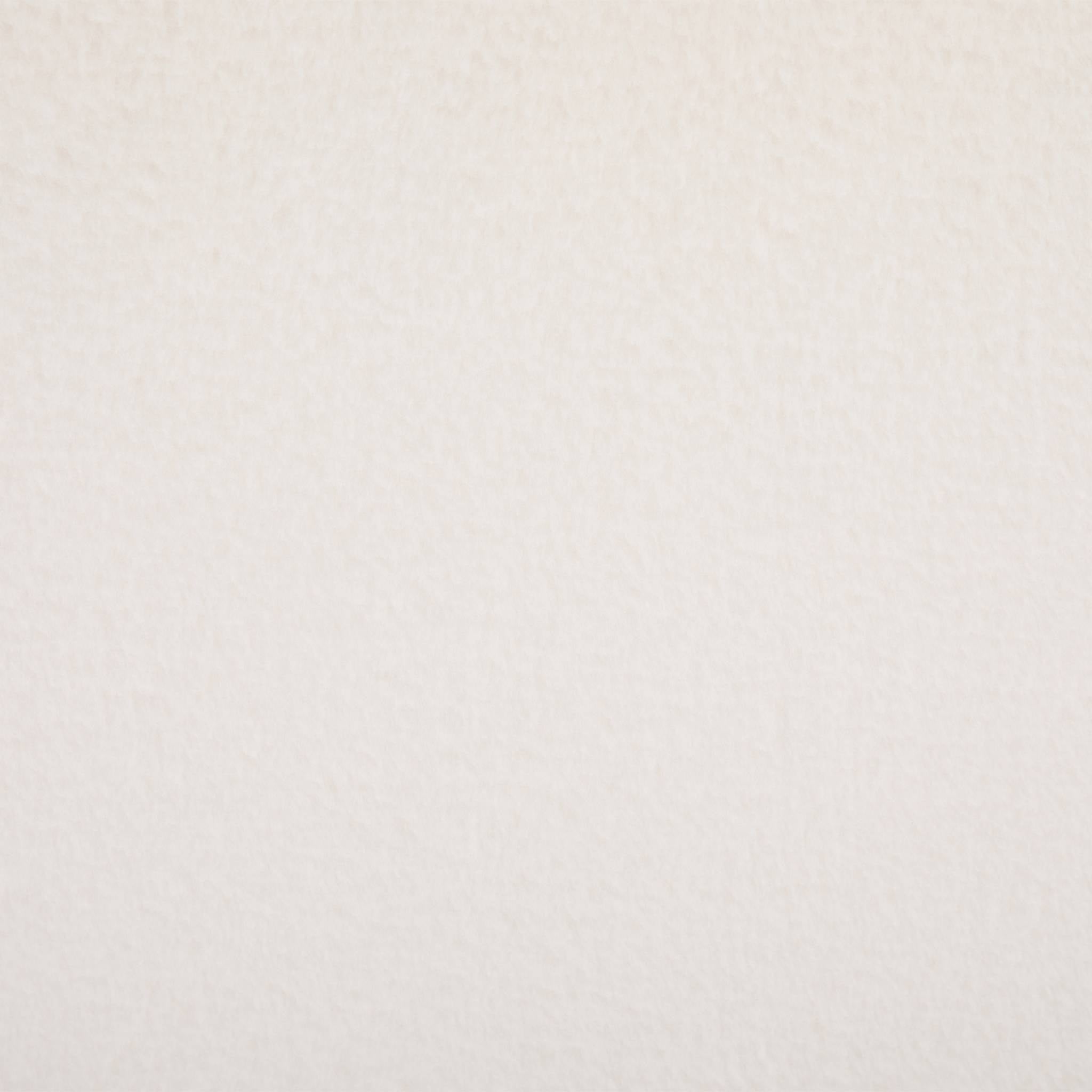 Poltrona scandinava in legno di hevea tinto noce chiaro e pelliccia