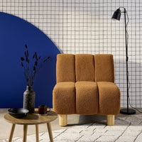 Poltrona relax con gambe rotonde in legno e tessuto bouclé, camel