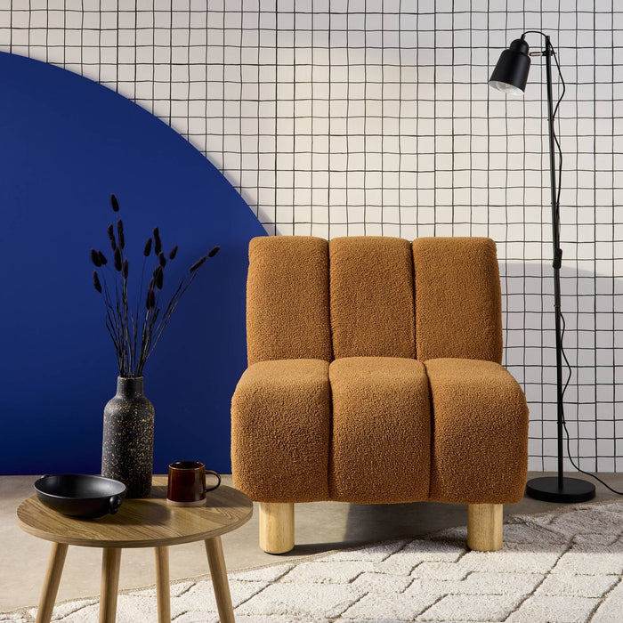 Poltrona relax con gambe rotonde in legno e tessuto bouclé, camel