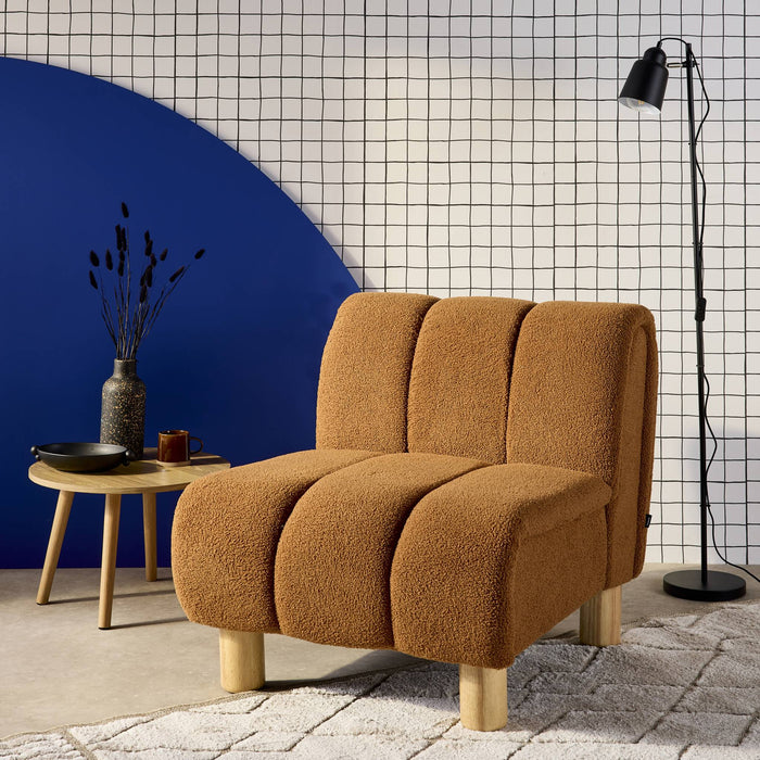 Poltrona relax con gambe rotonde in legno e tessuto bouclé, camel