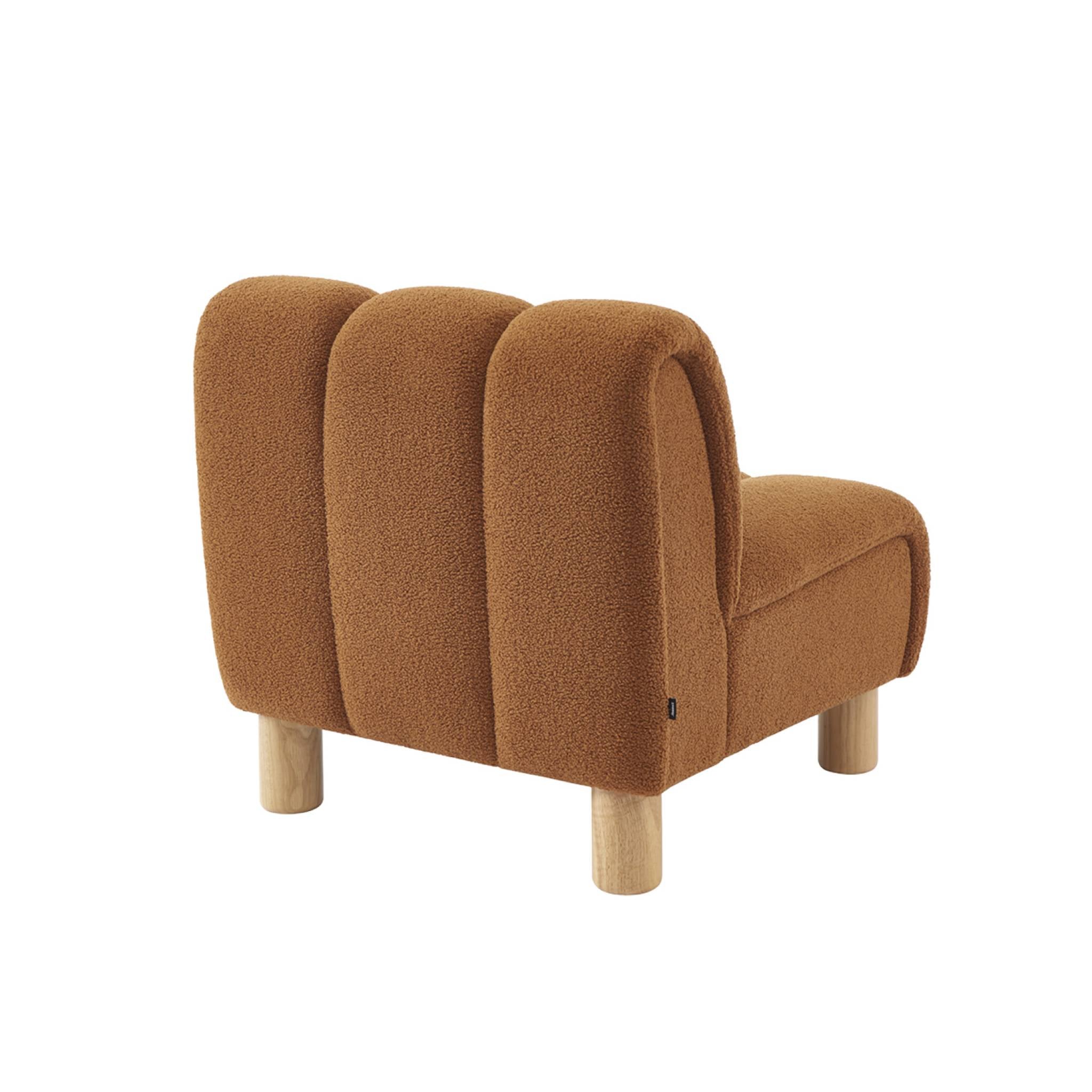 Poltrona relax con gambe rotonde in legno e tessuto bouclé, camel