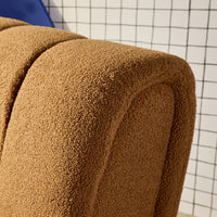 Poltrona relax con gambe rotonde in legno e tessuto bouclé, camel