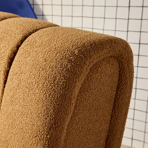 Poltrona relax con gambe rotonde in legno e tessuto bouclé, camel