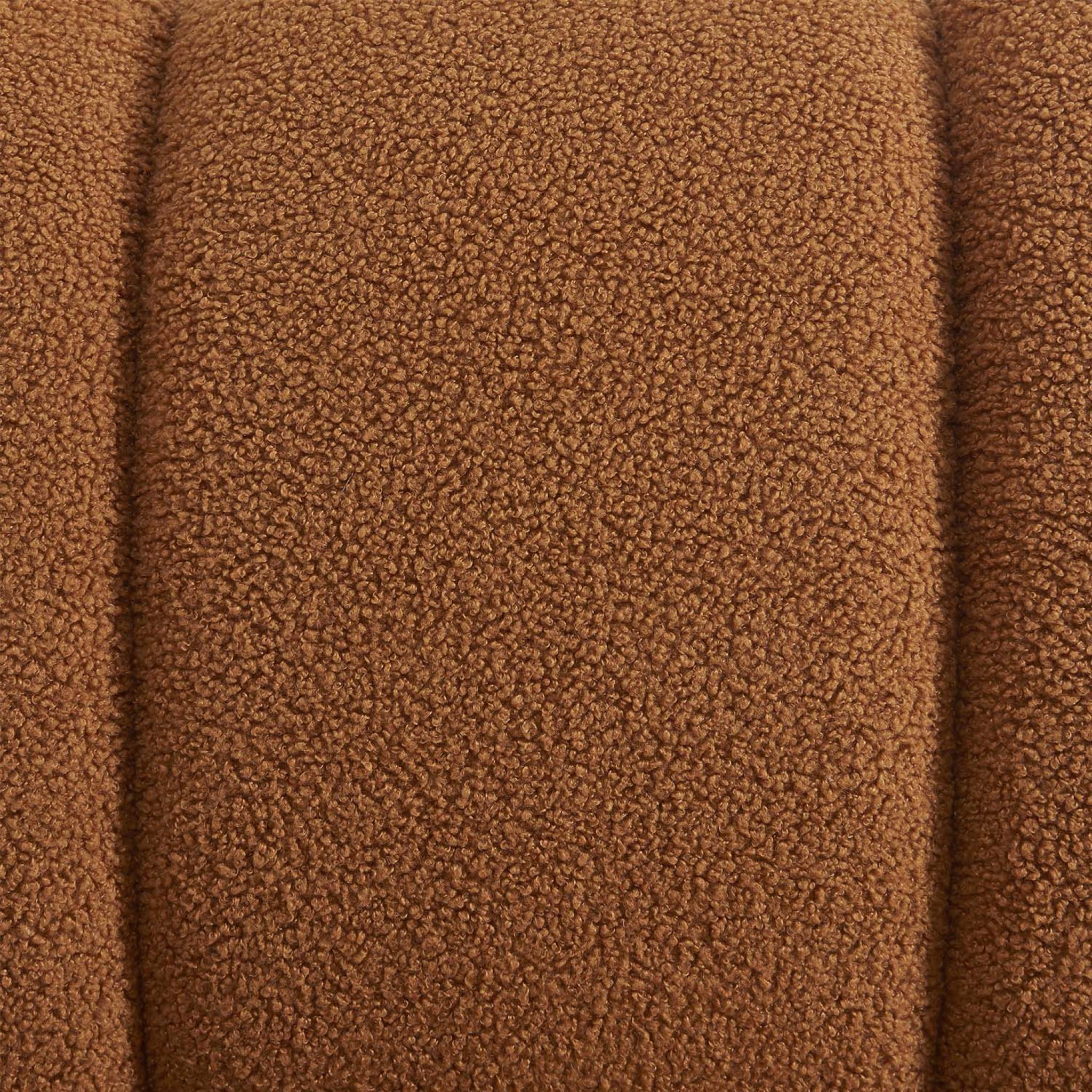 Poltrona relax con gambe rotonde in legno e tessuto bouclé, camel