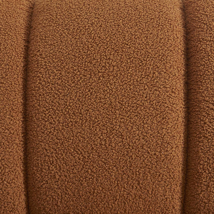 Poltrona relax con gambe rotonde in legno e tessuto bouclé, camel