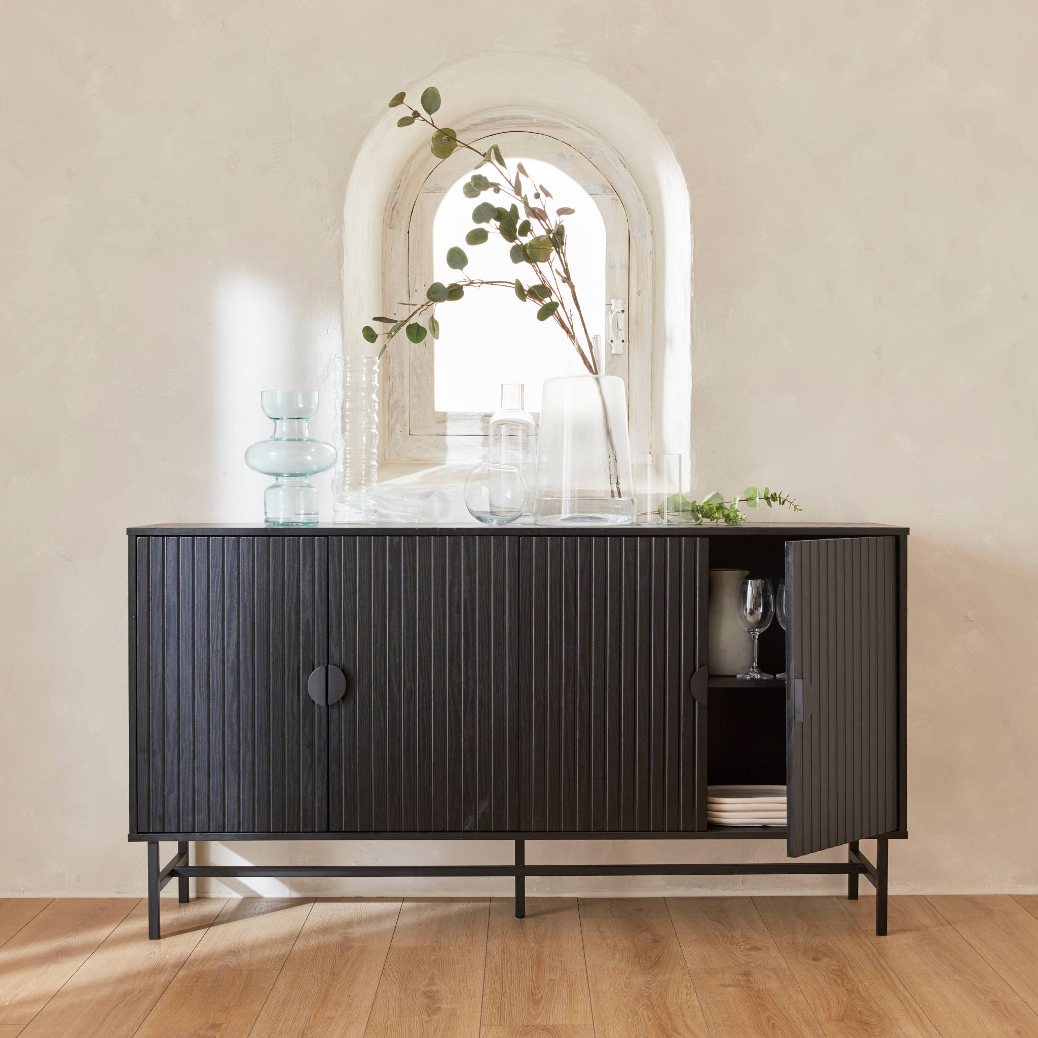 Credenza a 4 ante nera scanalata effetto legno, 157.5cm, nero
