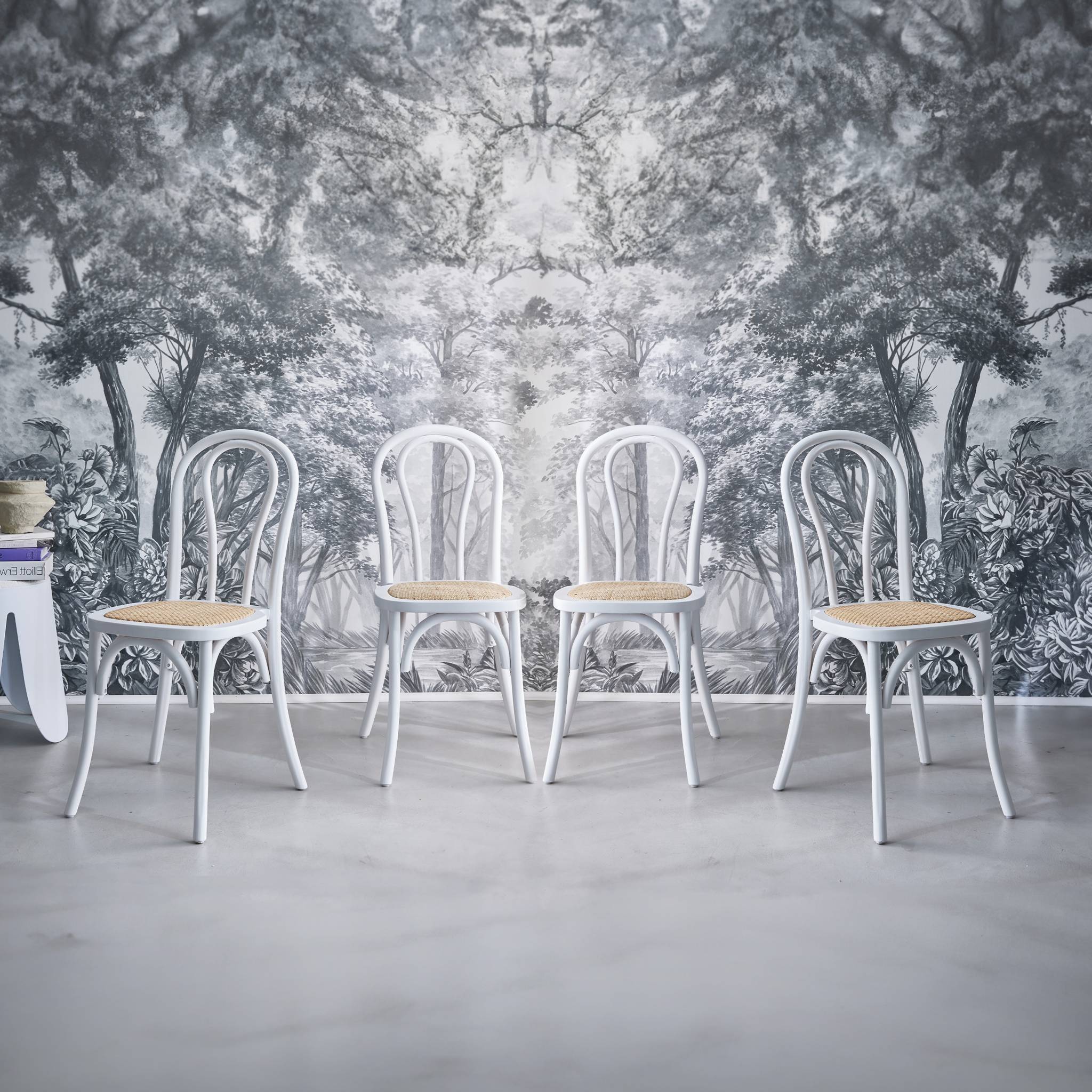 Set di 4 sedie vintage in legno e rattan, bianco