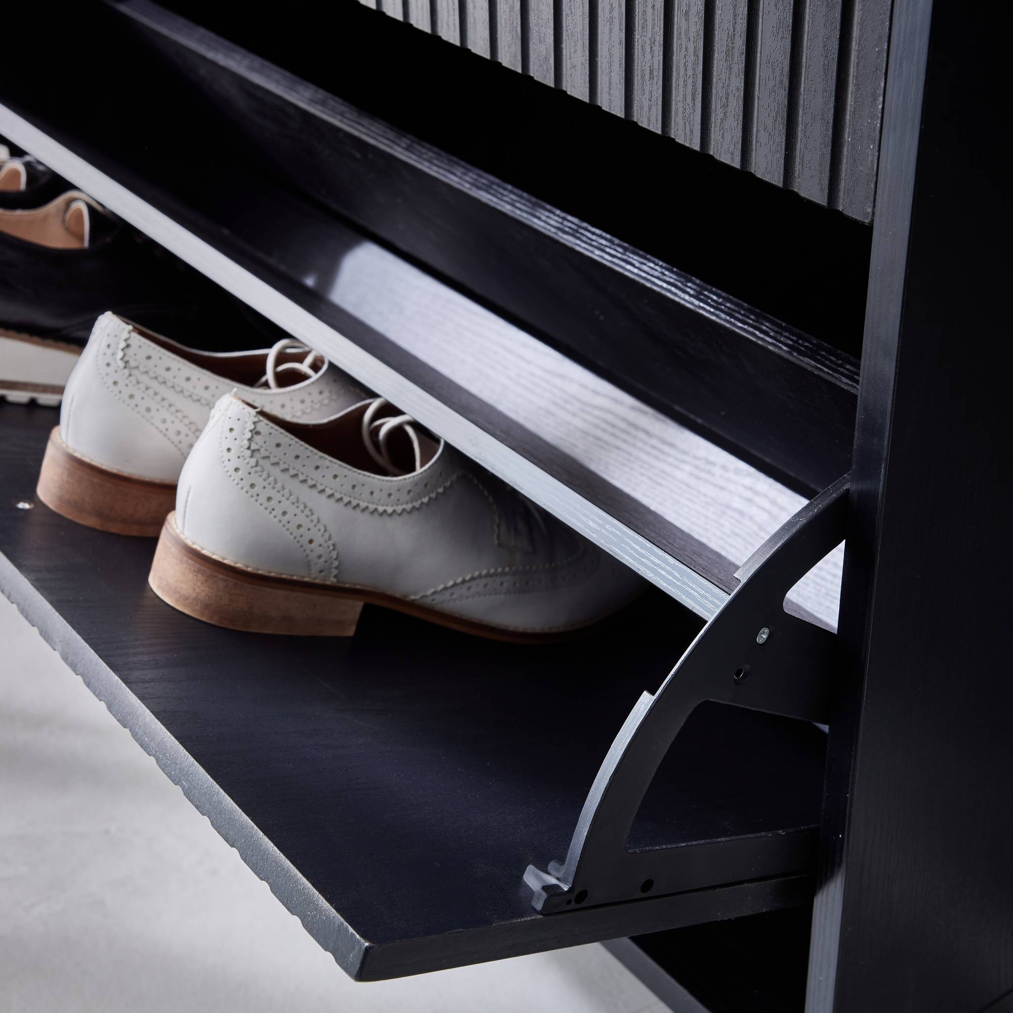 Scarpiera a 3 ante scanalate, nero