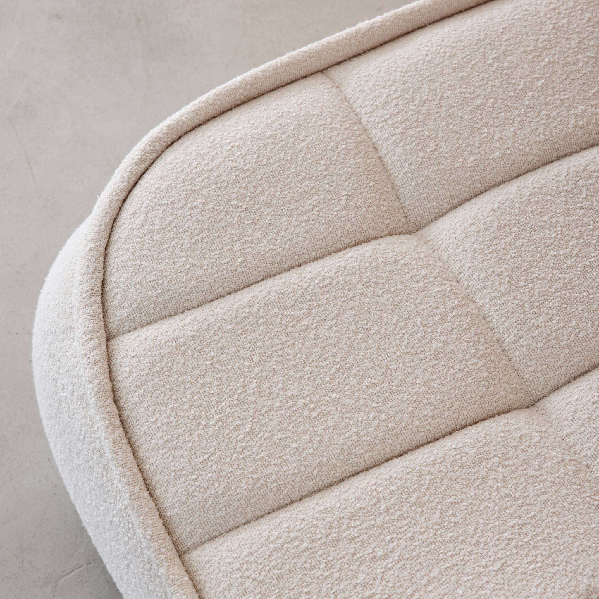 Poltrona senza braccioli bouclé testurizzata, bianco sporco