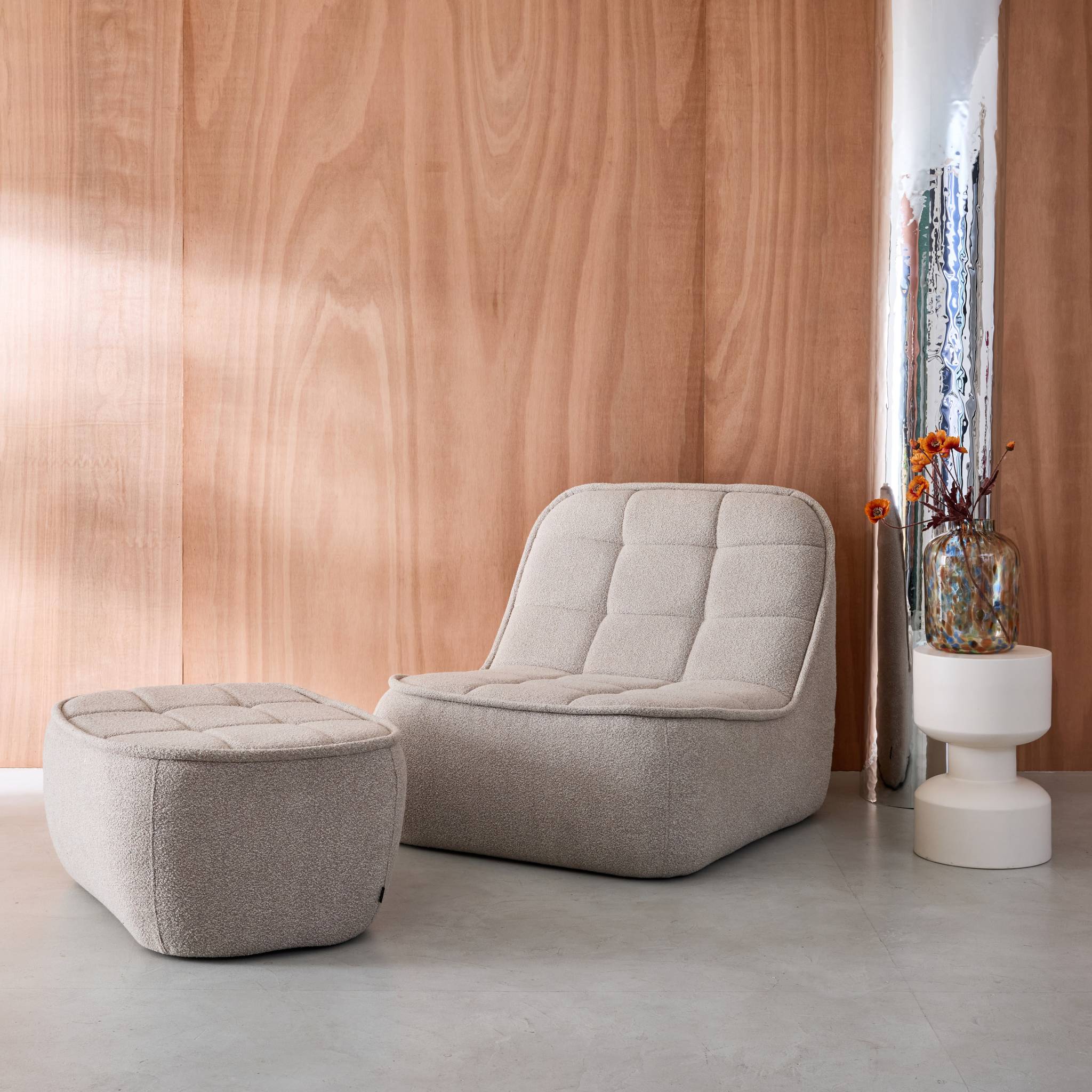 Poltrona con poggiapiedi bouclé testurizzata, beige