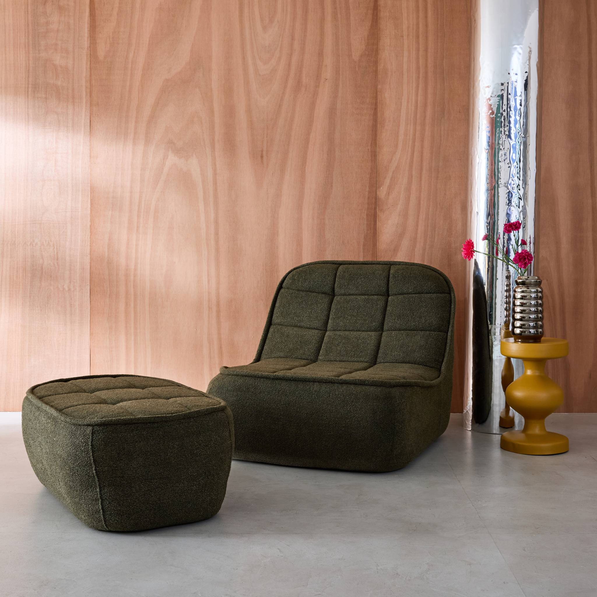 Poltrona con poggiapiedi bouclé testurizzata, verde kaki