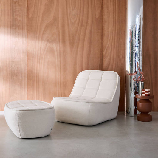 Poltrona con poggiapiedi bouclé testurizzata, bianco sporco