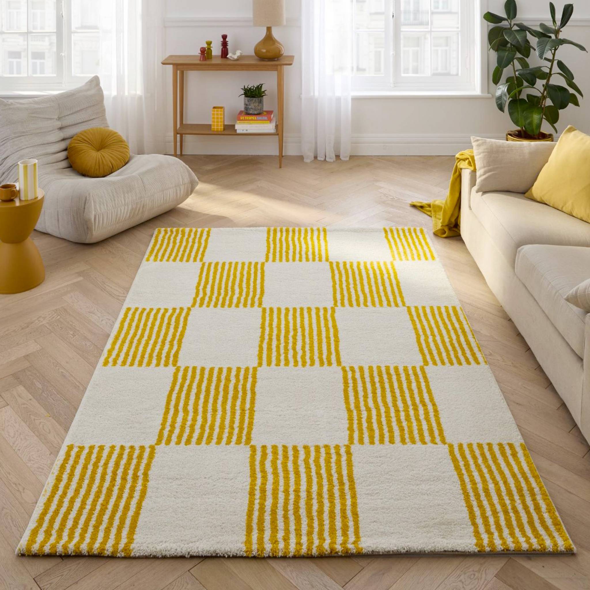 Tappeto interno a scacchi giallo e bianco