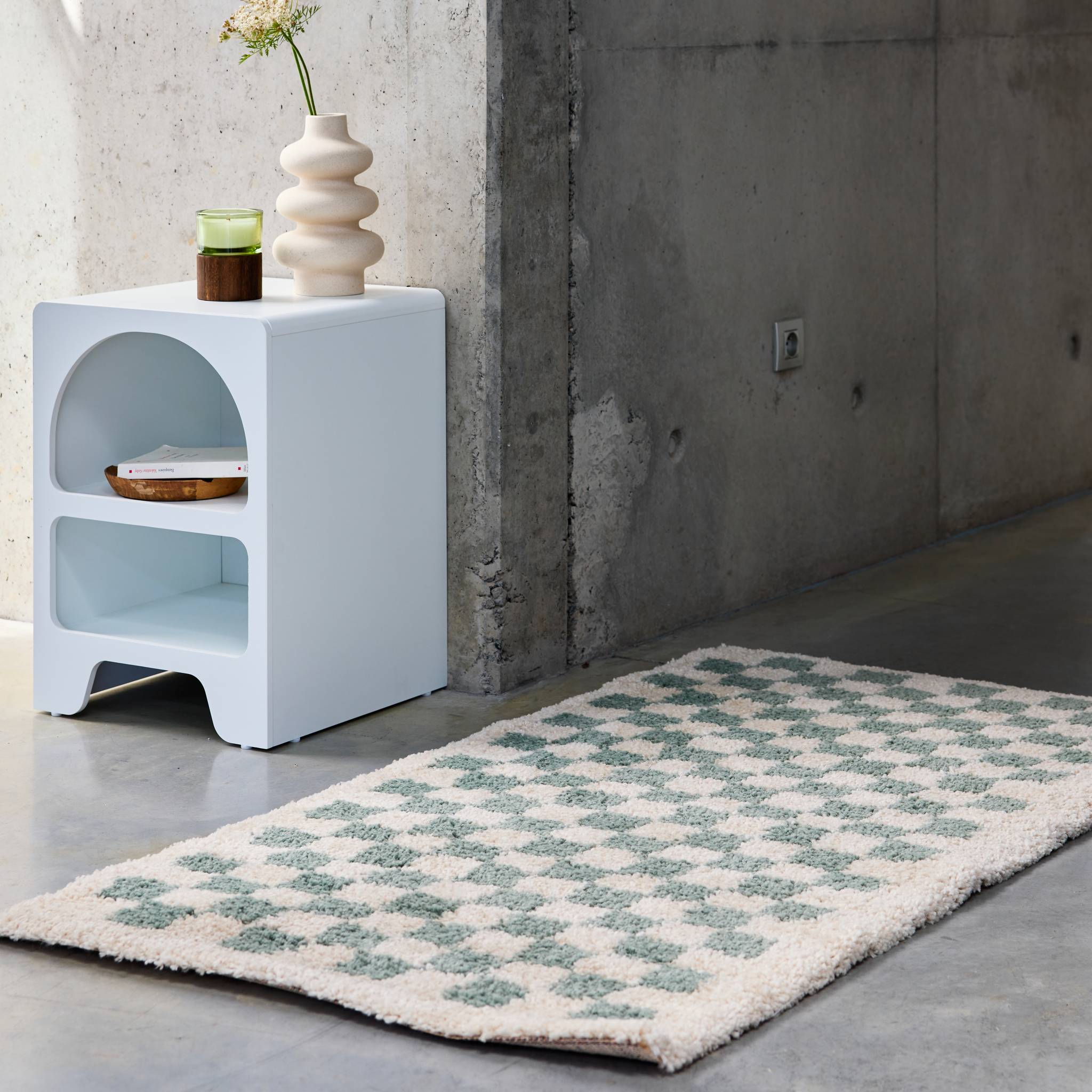 Tappeto a scacchiera di colore azzurro e crema