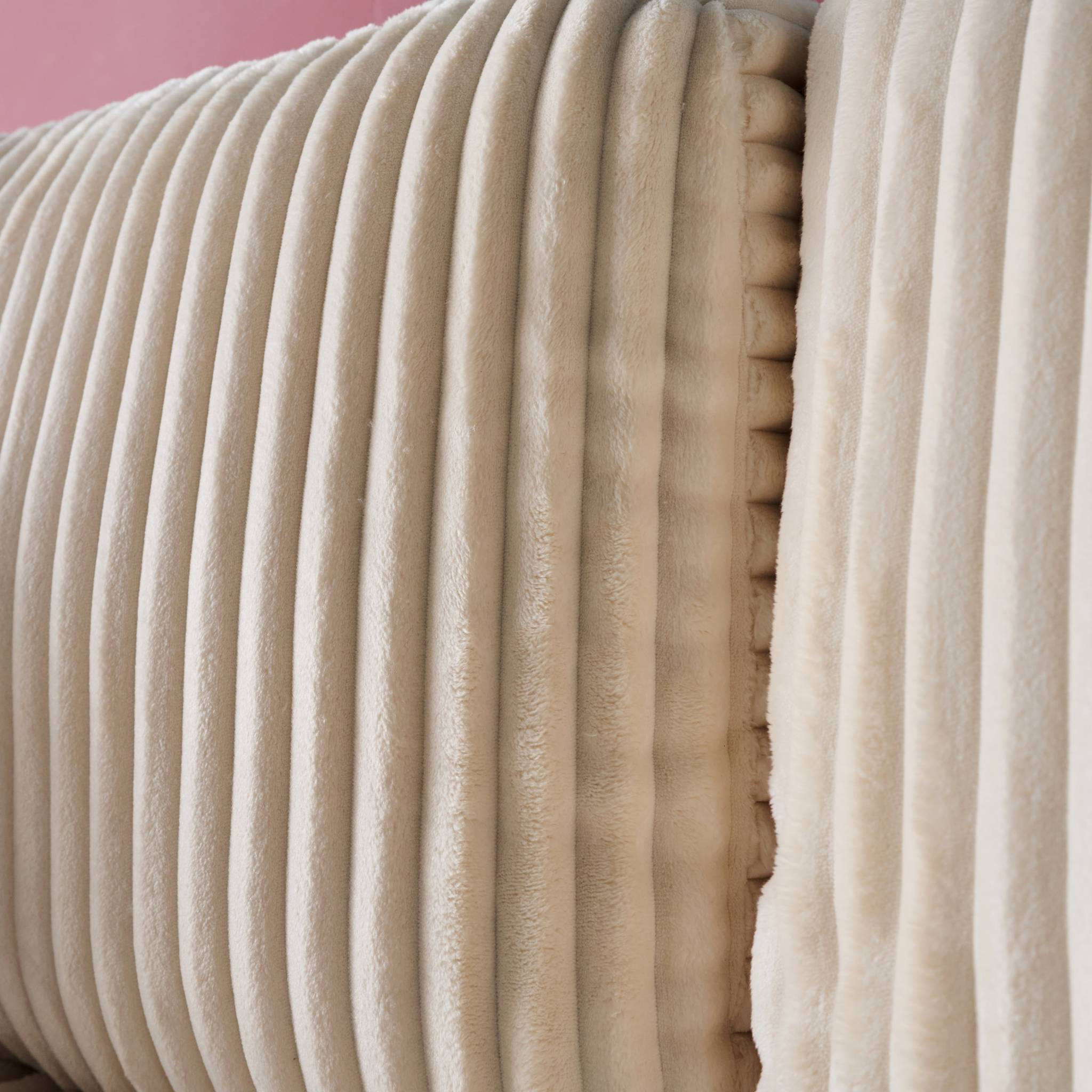 Divano letto reversibile effetto pelliccia a coste, 3 posti, crema